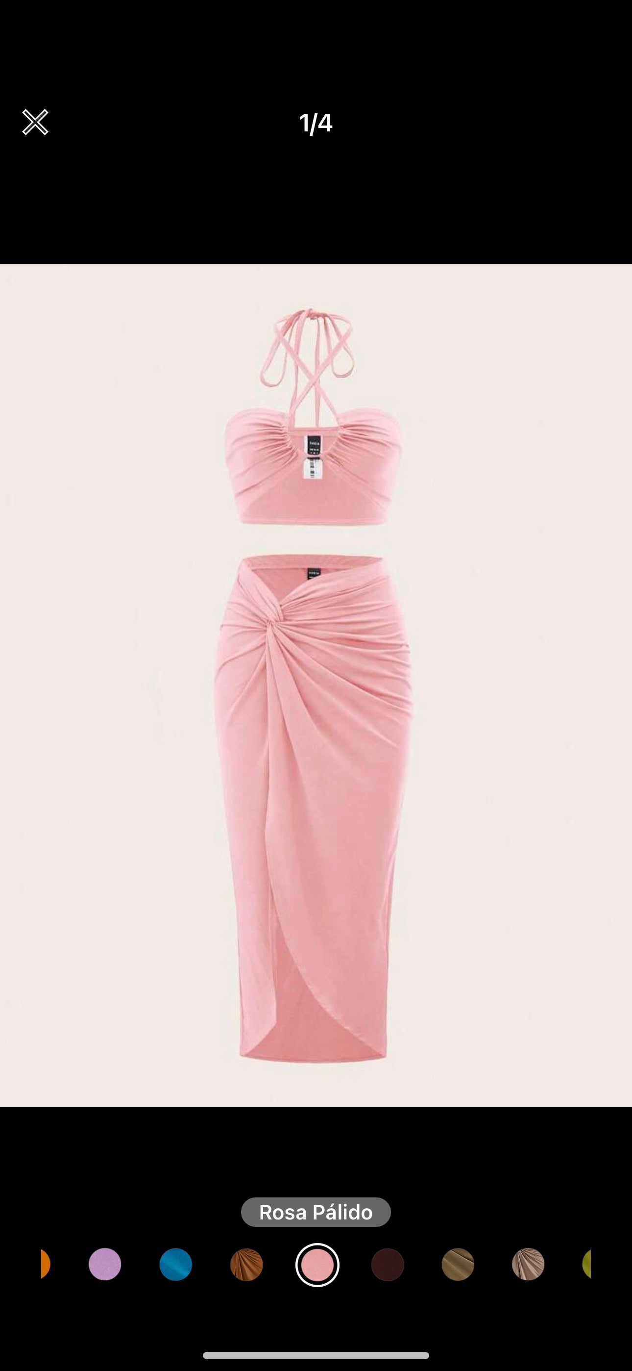 Salla de mujer y blusa con escote
