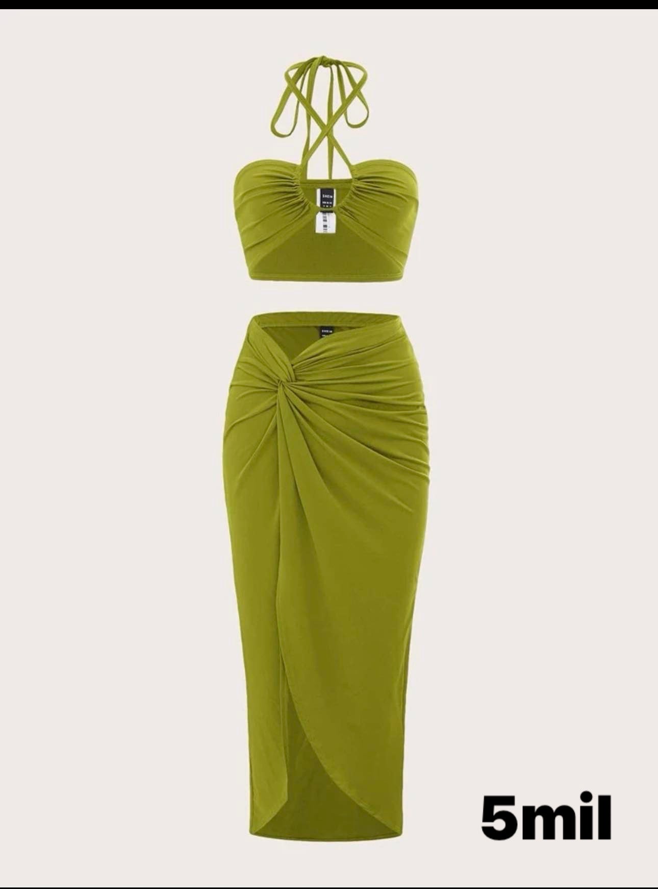 Salla de mujer y blusa con escote